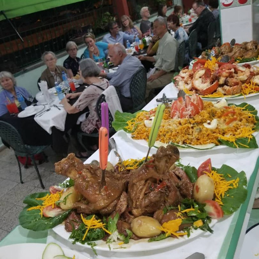 Grupo de viajeros disfrutando de Casona Guevara, Santa Clara, Cuba.