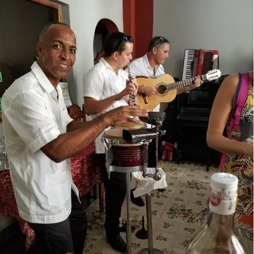 Grupo musical de Casona Guevara, Santa Clara, Cuba.