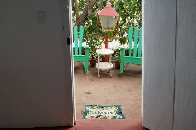 Salida al patio desde habitación de Casa Los Pinos, Viñales, Pinar del Río Cuba