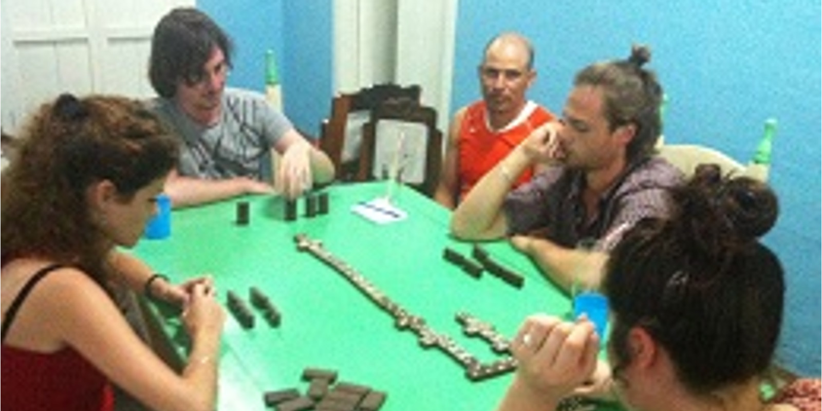 Jugando dominó en Casa Los Pinos, Viñales, Pinar del Río, Cuba